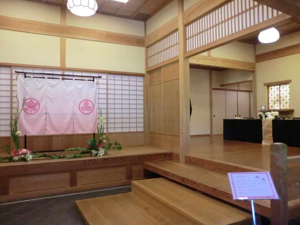 ピンクの家紋が入った結婚式ののれん