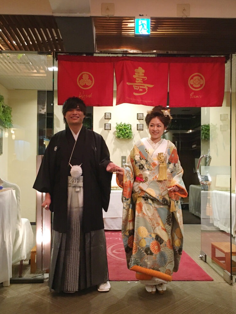 金色風の家紋が入った結婚式ののれん