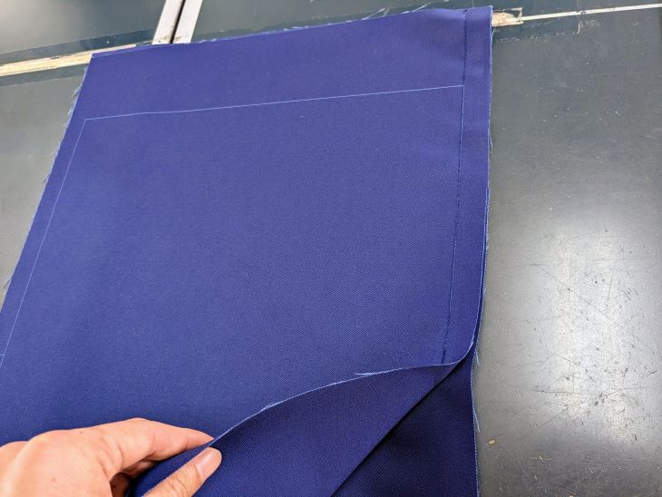 端から20mmのところを上から縫っていく