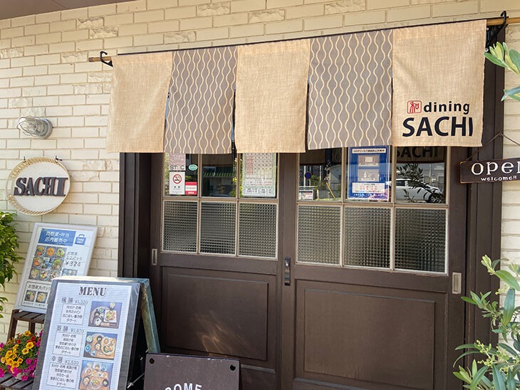 立涌柄の入った和食屋さんののれん