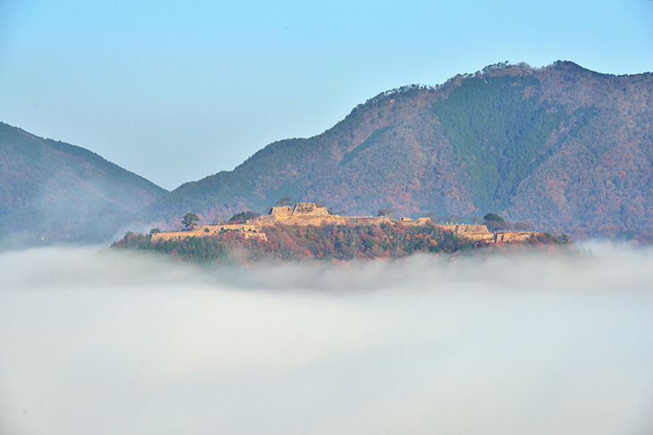 霞のかかった竹田城