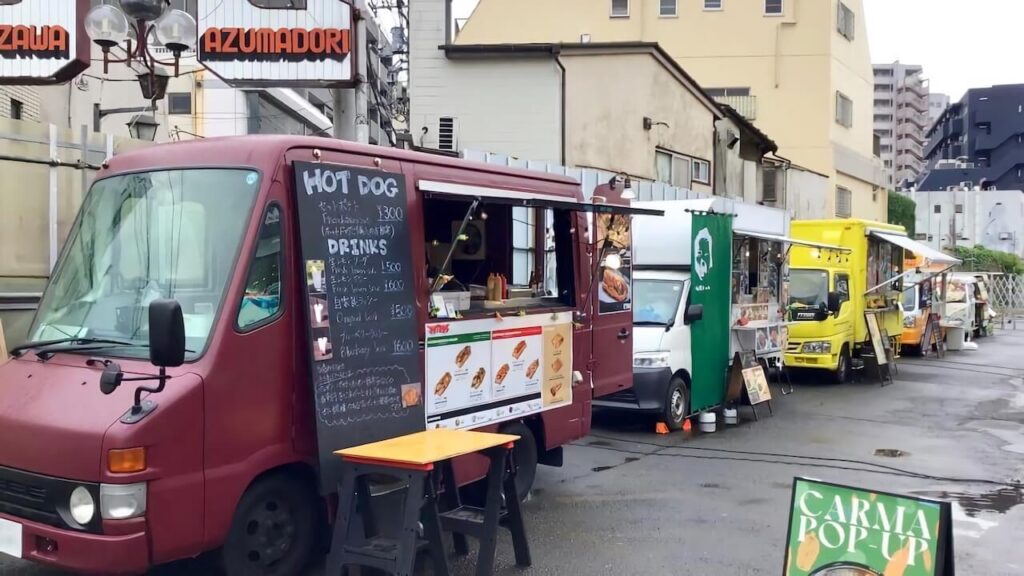 何台か並ぶキッチンカー