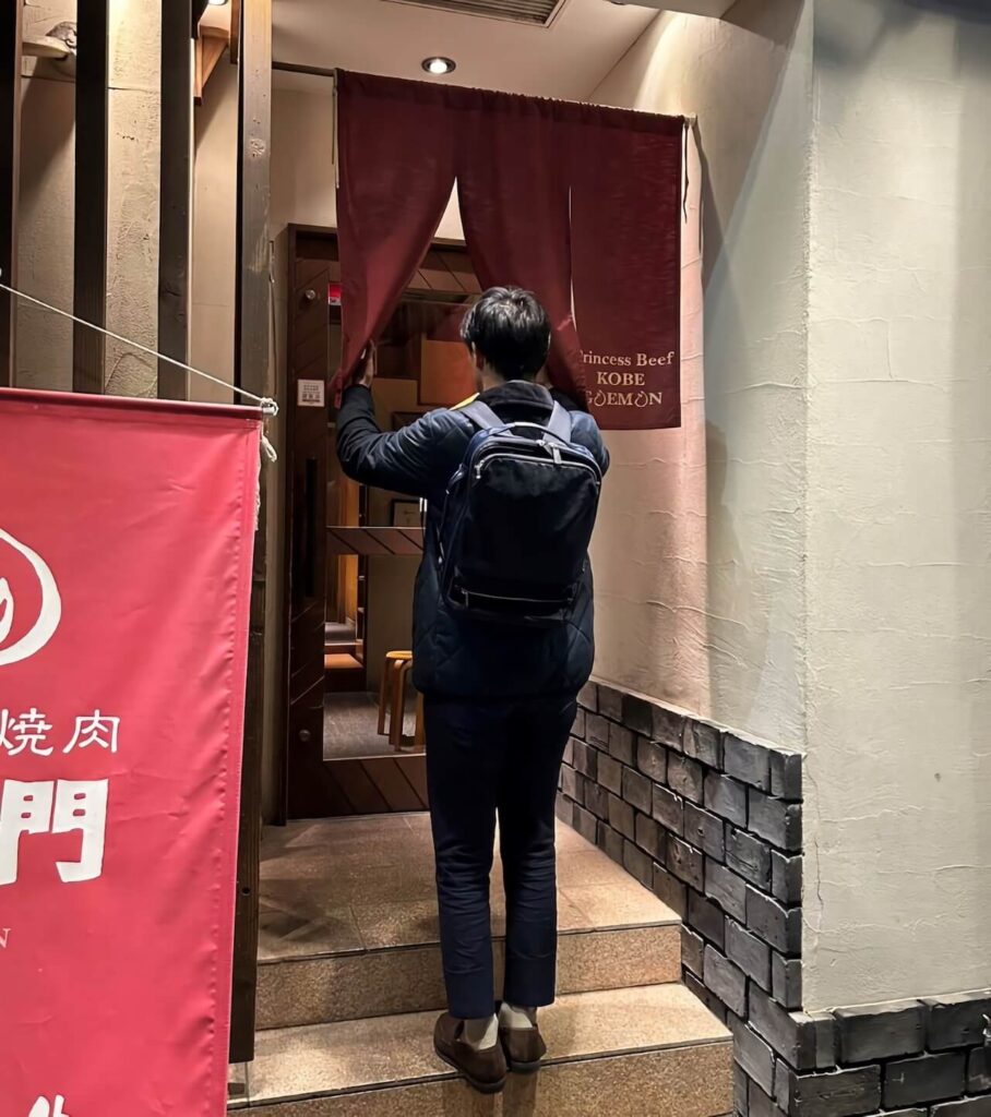 のれんを店内に向けて押し広げる