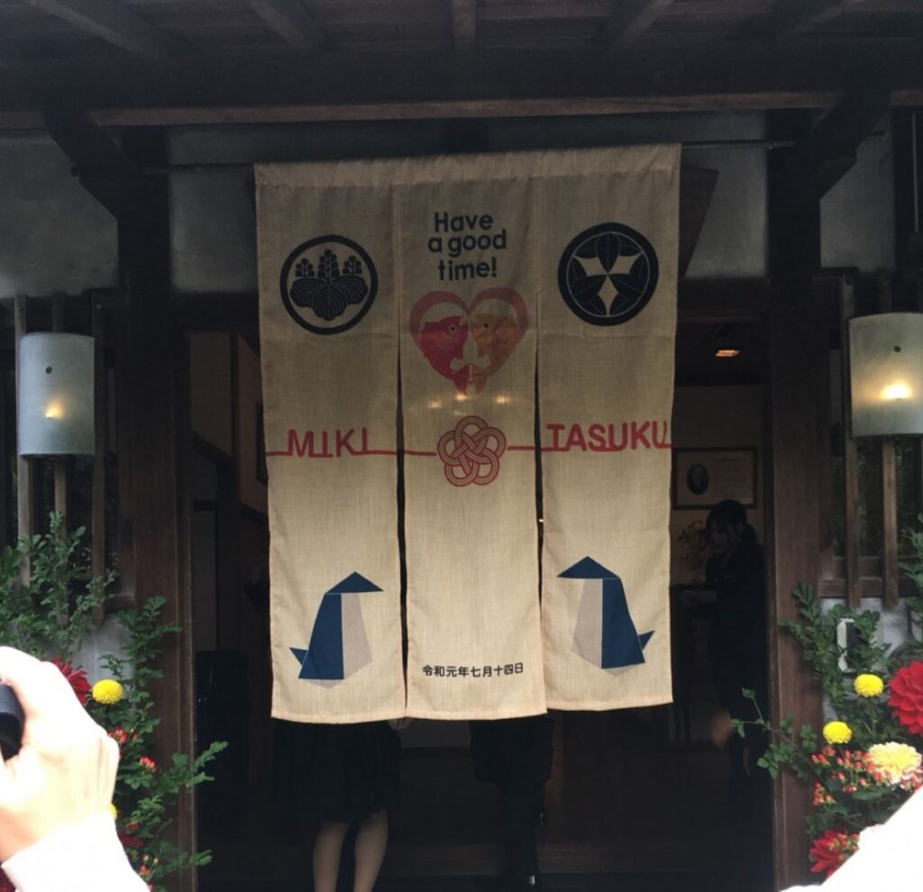 ペンギンのイラストが可愛い家紋入りの結婚式のれん