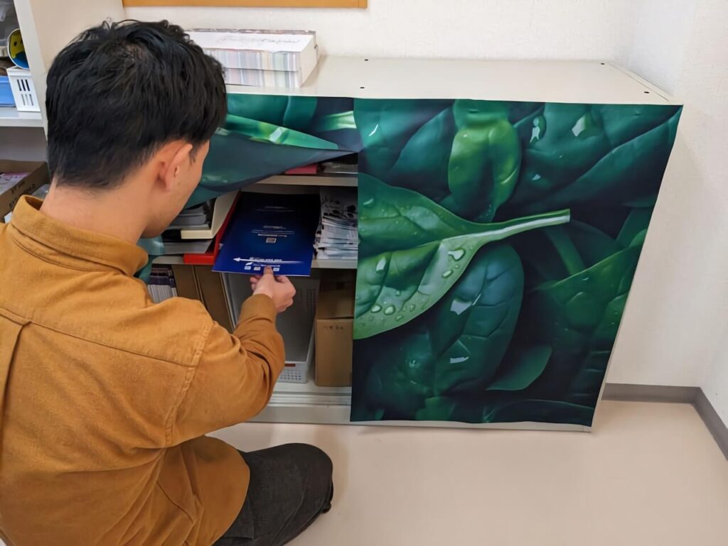 オリジナル棚目隠しのれん作業