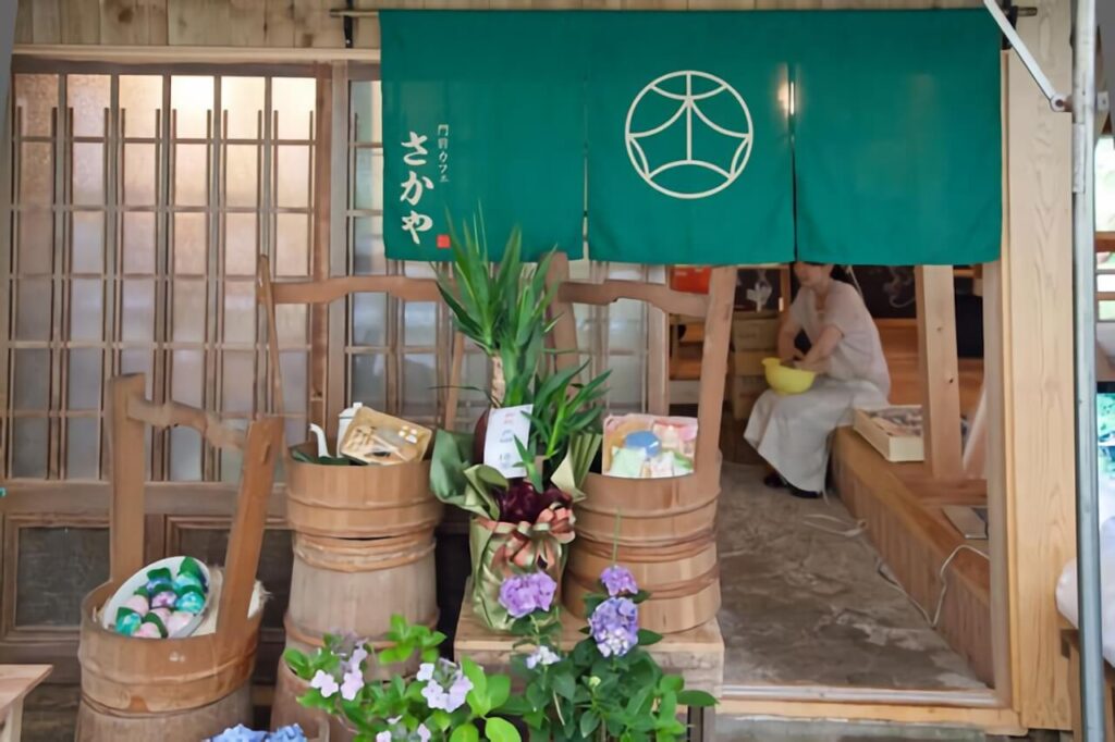 緑色で作ったカフェ店の事例