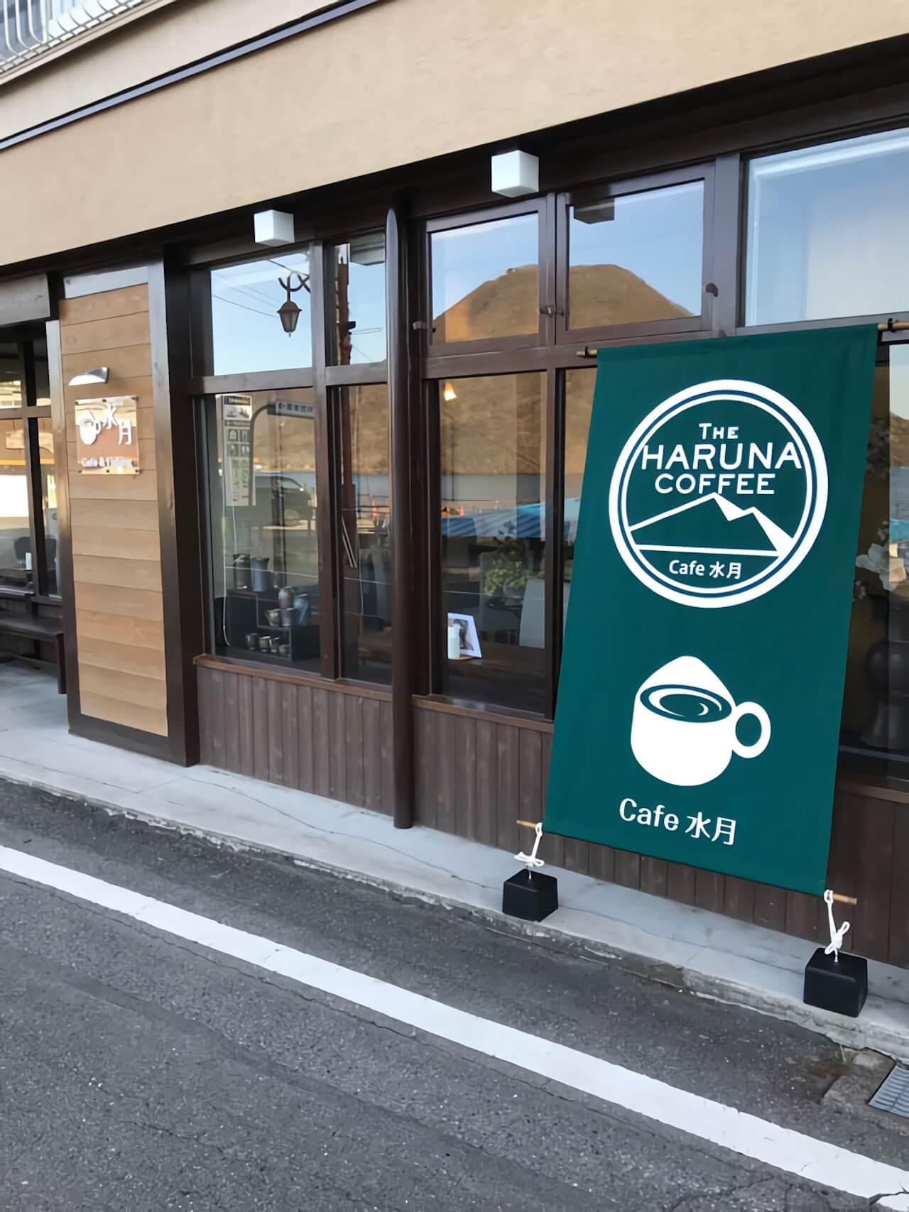緑色で作ったカフェ店の事例