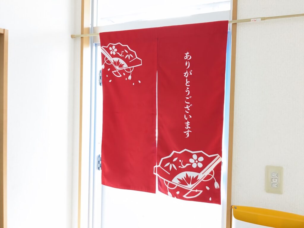 裏面で感謝を伝えるのれん
