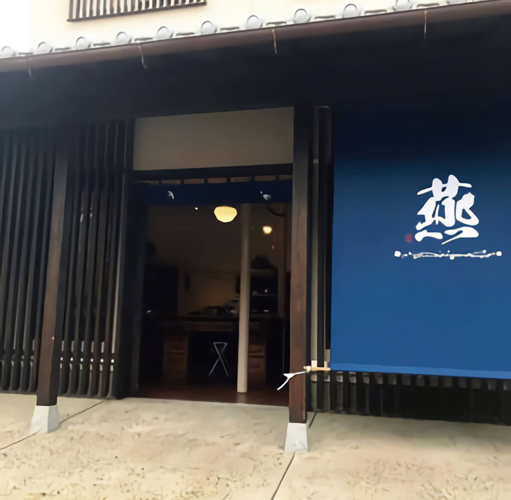 紺色の日除けのれん